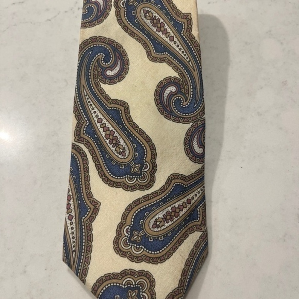 Lord & Taylor Kensington Collection Cream And Blue paisley tie 100% silk.